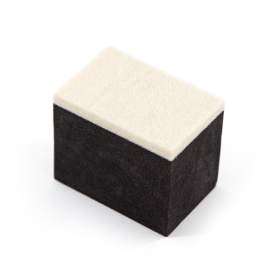 Специальный аппликатор предназначен для ручной чистки стекол перед нанесением антидождя Shine System